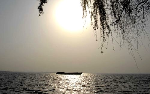 汪洋中的一條船